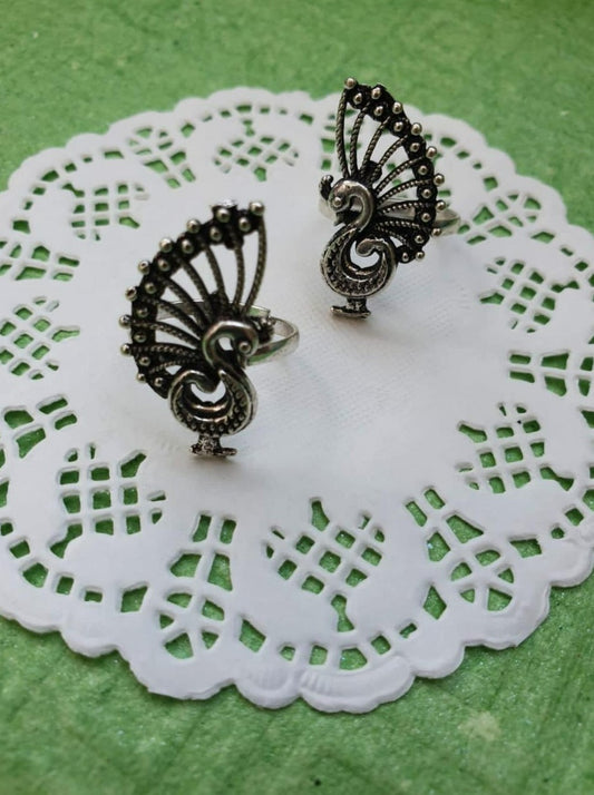 Dancing Mayura Oxidized Toe Ring